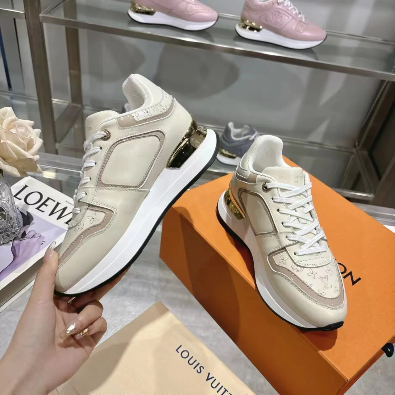 [L Family] P: 760💰Size 35-42 for women, 39-46 for men, (41.42 for women, 45.46 for men, customized) .LV Donkey Brand 🔥🔥LOUIS VUITTON Louis Vuitton's official website synchronizes the 2025 autumn and winter couple's models, which are now on the market, this Neo Run Away sneakers are inspired by running shoes, integrating LV's iconic must-have shoes into the trend. This version is a 1:1 replica of the original version. It is made of two-tone calfskin to highlight its simple lines and unique wedge outsole. Key details include the LV initials on the side and an engraved gold heel stabilizer on the back plus a 2cm hidden insole.